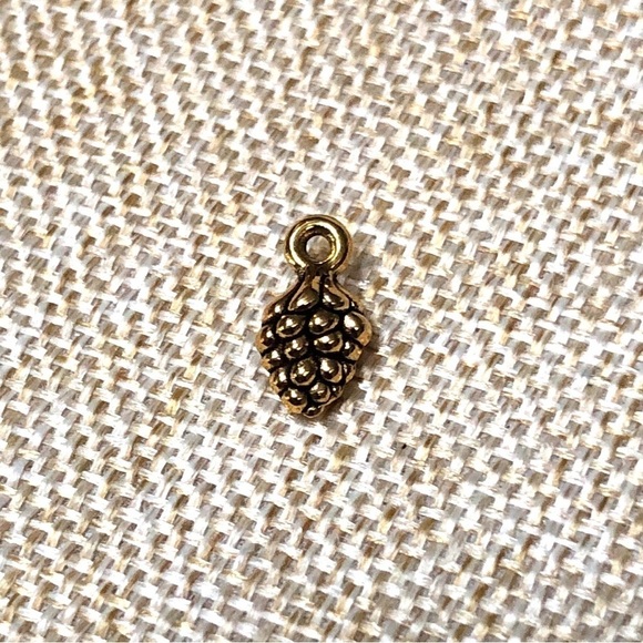 🔴 5 for $10 ONE Vintage Style Gold Tone Pendant - Picture 3 of 4